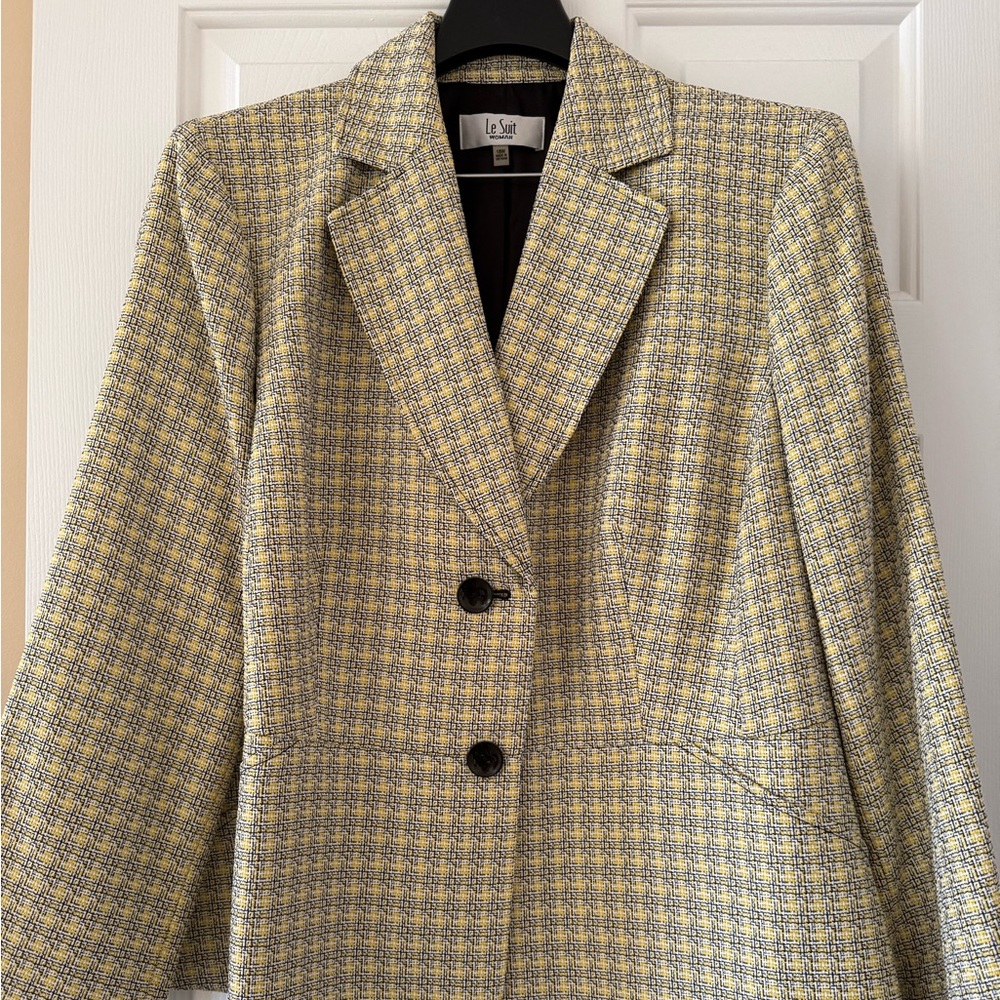 Women’s Le Suit yellow and black suit jacket. Size 18W. Excellent condition!